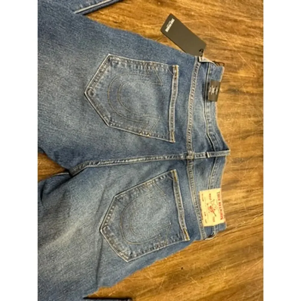 NWT!! True Religion Jeans, ROCCO Relaxed Skinny W32 x 32 Inseam‎